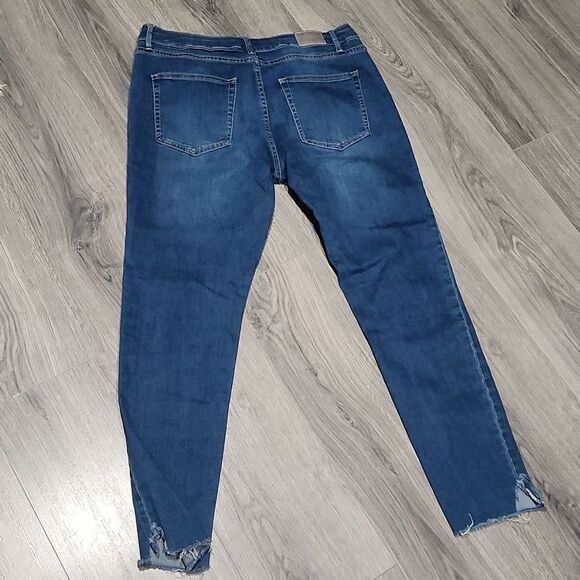 Met Hera Raw Hem Ankle Jeans - Picture 6 of 6